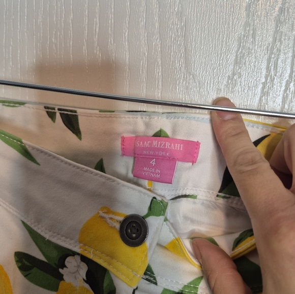 735 Isaac Mizrahi White Lemon Print Women's Shorts - Picture 3 of 3